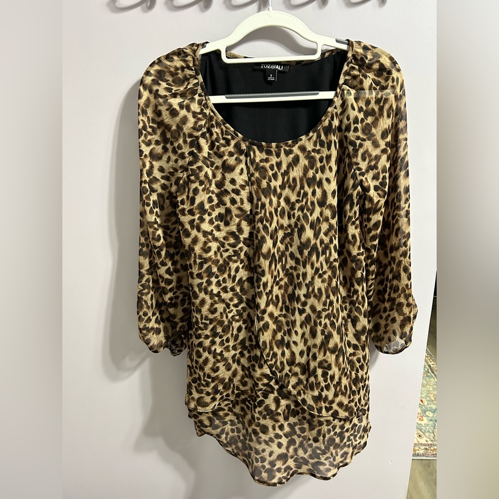2/$25 roz & ALI animal print top, like new condition, size S